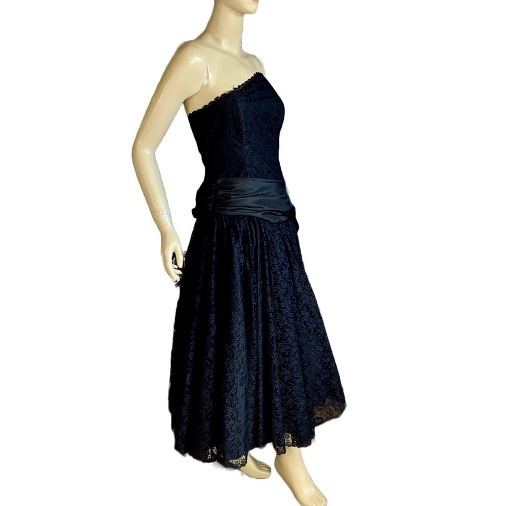 VINTAGE 1980'S BY CAROL BLACK LACE STRAPLESS MIDI PARTY DRESS W/SATIN BOW (6) - Picture 4 of 15